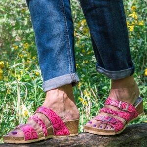 Muk Luk Women's Vegan Bette 2" Wedge Slide Buckle Sandals Pink/Red Size 6